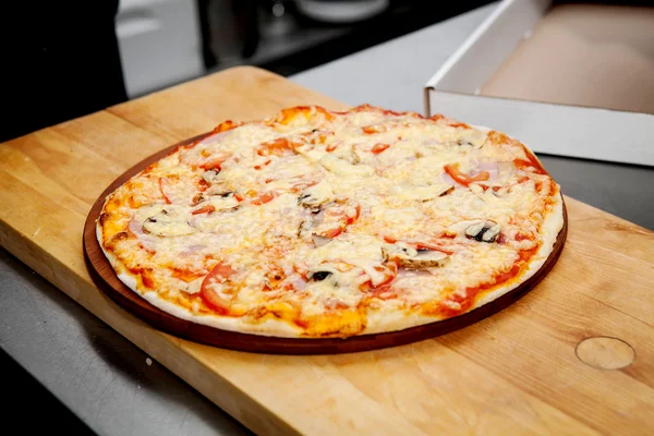 Pizza sonkával, borssal és olívabogyóval — Stock Fotó