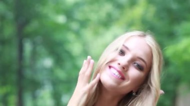 Mutlu kız geçiyoruz yaz doğası üzerine uzun saç