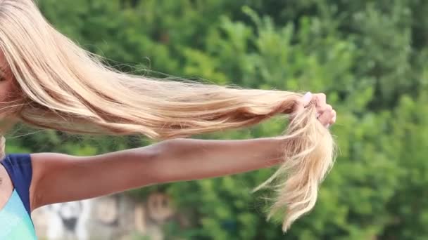 Een deel van de lange witte haren. Dikke, lange witte haren — Stockvideo