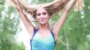 Niteliğine uzun kalın beyaz saçlı güzel kız