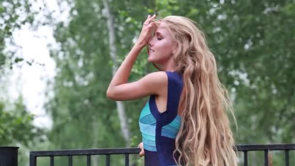 Όμορφο κορίτσι με πολύ μακριά μαλλιά χνουδάτο — Αρχείο Βίντεο