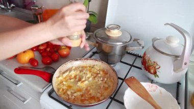 Sebze karışımı tavada mutfakta yemek