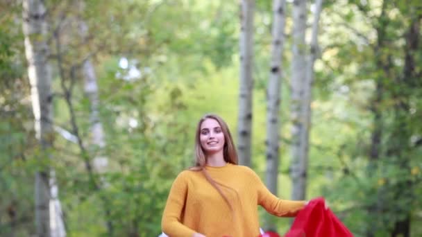Two girls jumping with colorful fabrics in nature — Stock Video