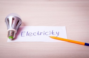 Aydınlatma armatürleri. Ampul ahşap arka plan üzerinde