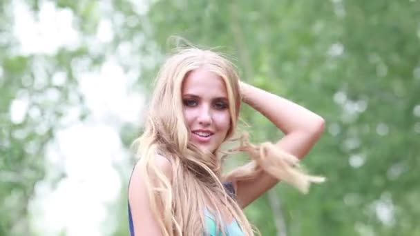 Beautiful blonde woman with long thick hair plush — Stock Video