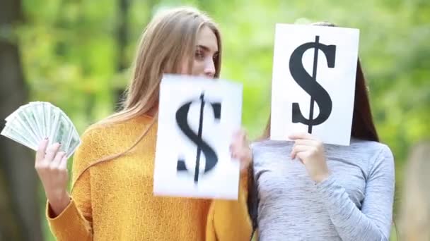 Beautiful girls are holding the dollar symbol — Stock Video