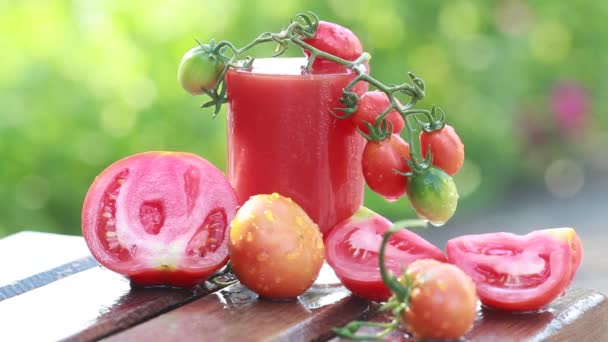 Saftige reife rote Tomaten und frischer Tomatensaft im Glas — Stockvideo