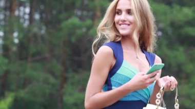 Yaz aylarında sokakta bir cep telefonu ile güzel kız