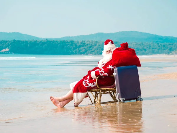 Noel Baba sıcak bir günde deniz kenarında bir yolculuğa çıktı. — Stok fotoğraf