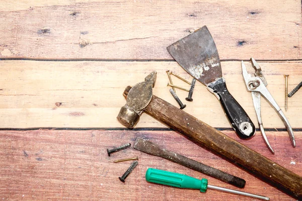 Un conjunto de herramientas de reparación sobre un fondo de madera marrón. Vista desde arriba — Foto de Stock