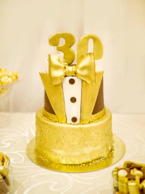 Ceket şeklinde doğum günü pastası ve erkek için papyon. 30 yıl.