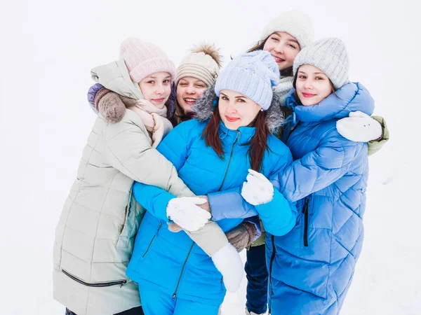 Grupo de adolescentes felices en un paseo en invierno — Foto de Stock