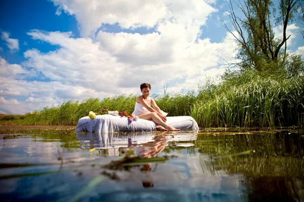 Fata se odihnește pe lac — Fotografie, imagine de stoc