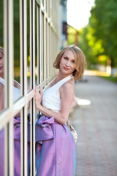 Mujer en vestido posando al aire libre — Foto de Stock