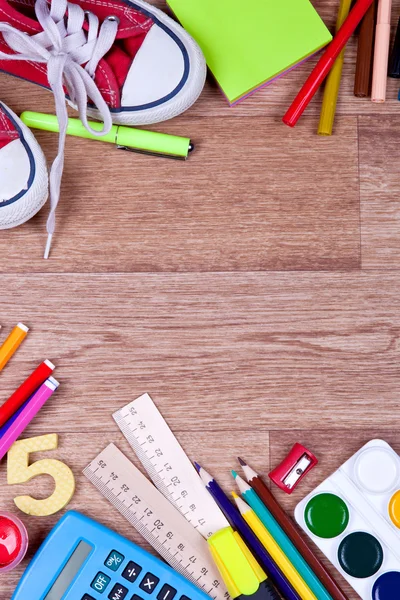 Forniture scolastiche su uno sfondo di legno — Foto Stock
