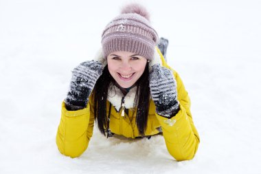 Güzel kız kış yürüyüş