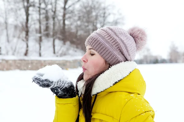 Chica jugando con la nieve en el parque — Foto de Stock