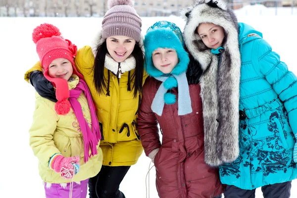 Mutter mit Kindern auf Winterausflug — Stockfoto