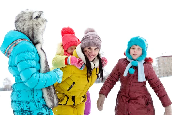 Мама с детьми на зимней прогулке — стоковое фото