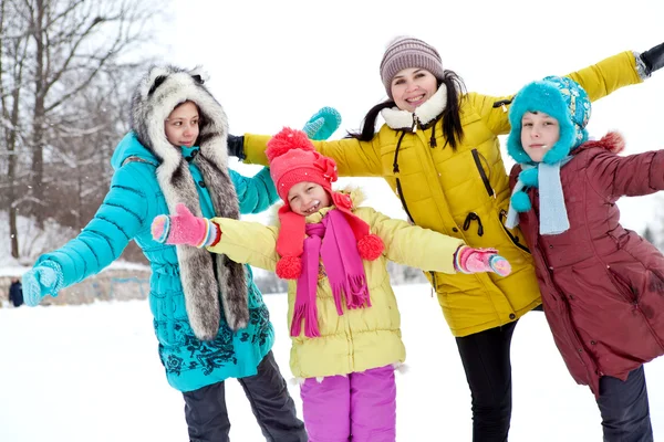 Anya és a gyerekek egy téli kirándulást — Stock Fotó