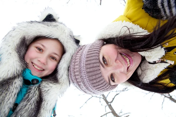 Due belle ragazze felici in una passeggiata invernale pomeridiana — Foto Stock