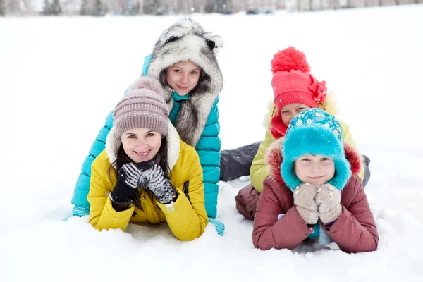 Kinder auf Winterwanderungen — Stockfoto