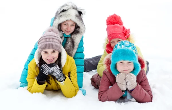 Kinder auf Winterwanderungen — Stockfoto