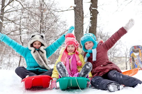 Fröhlich fröhliche Kinder beim Rodeln Wintertag — Stockfoto