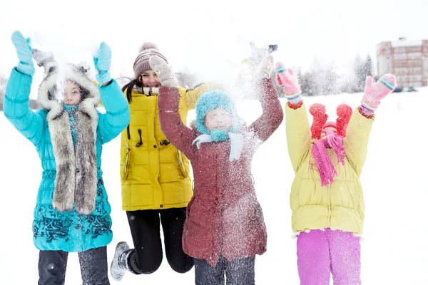 Kinderen op wandeling winterdag — Stockfoto