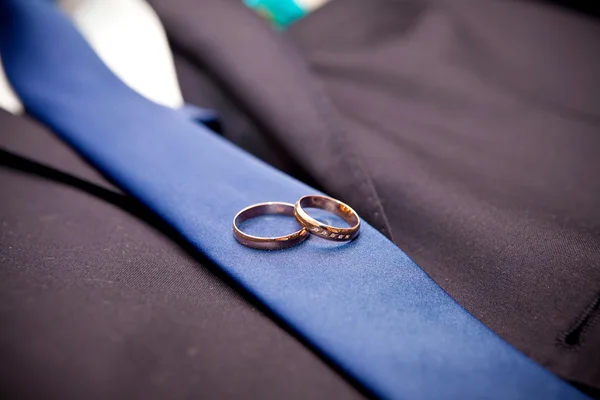Anéis de casamento em gravata — Fotografia de Stock