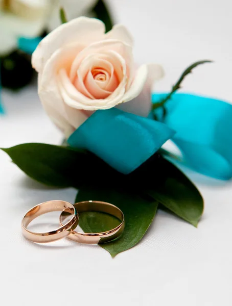 Zlaté snubní prsteny nevěsta a ženich — Stock fotografie