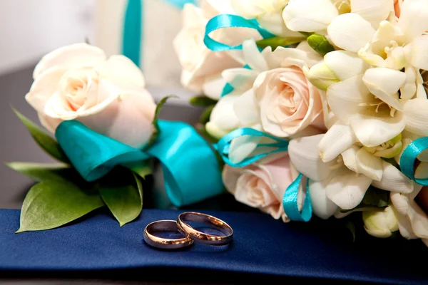 Boda anillos de oro novia y novio — Foto de Stock