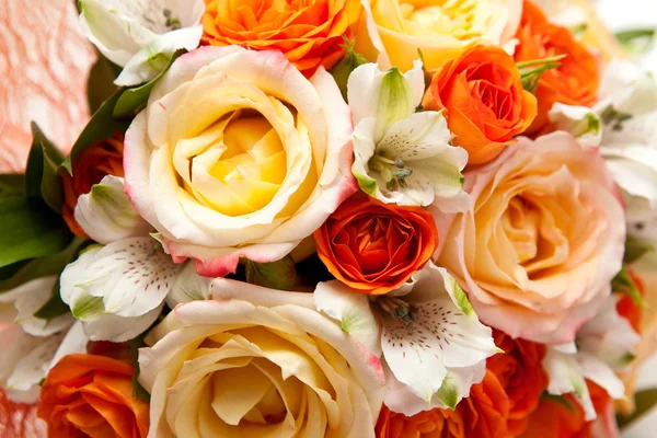 Φωτεινό μπουκέτο από πορτοκαλί τριαντάφυλλα — Φωτογραφία Αρχείου
