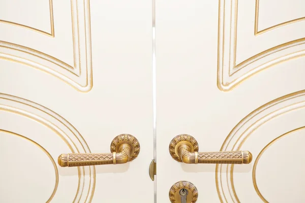 Holztür mit goldenem Griff — Stockfoto
