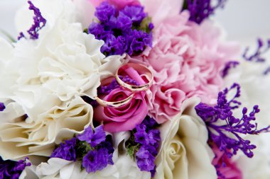 Alyans ve gelin buketi