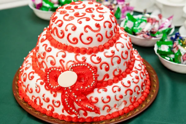 Beautiful delicious wedding cake — Stock Photo, Image