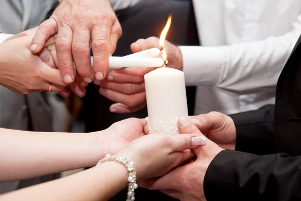 蜡烛在婚礼上的传统照明 — 图库照片