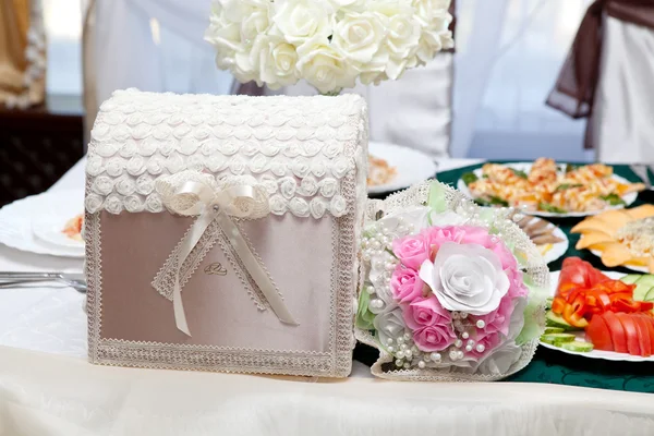 Mesa de boda con caja —  Fotos de Stock