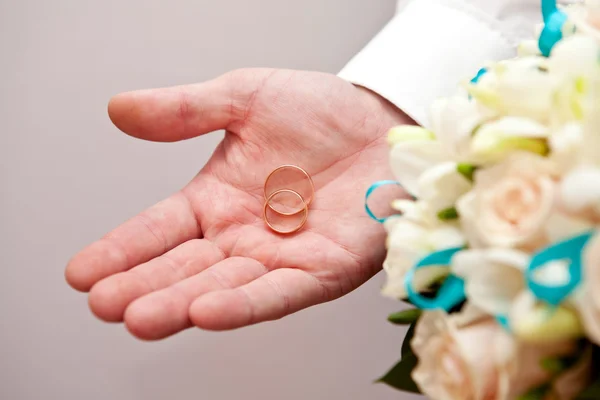 Anéis de casamento e buquê de noiva — Fotografia de Stock