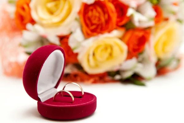 Dos anillos de boda dorados en caja roja — Foto de Stock