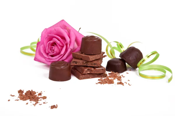 Chocolate com rosa — Fotografia de Stock