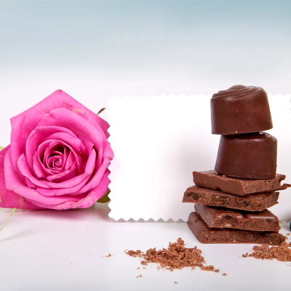 Chocolate com rosa — Fotografia de Stock