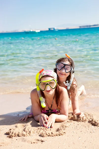 Female friends with snorkeling equipment — Stock Photo, Image