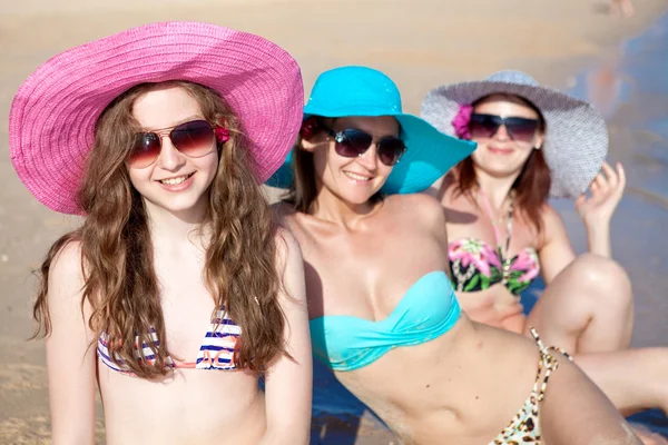 Flickor att sola på stranden — Stockfoto