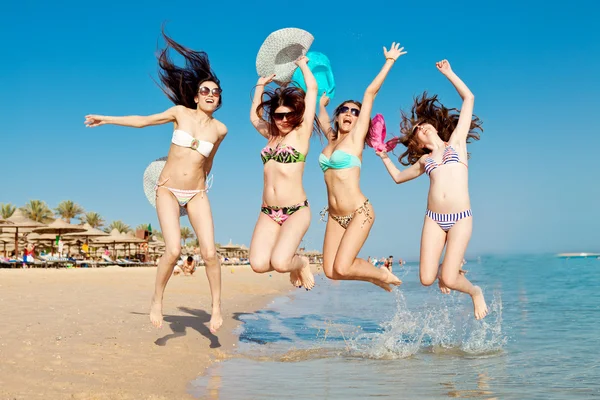 Meninas alegres felizes no mar — Fotografia de Stock