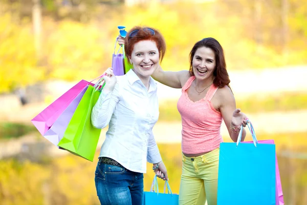 Hermosas chicas con bolsas de compras — Foto de Stock
