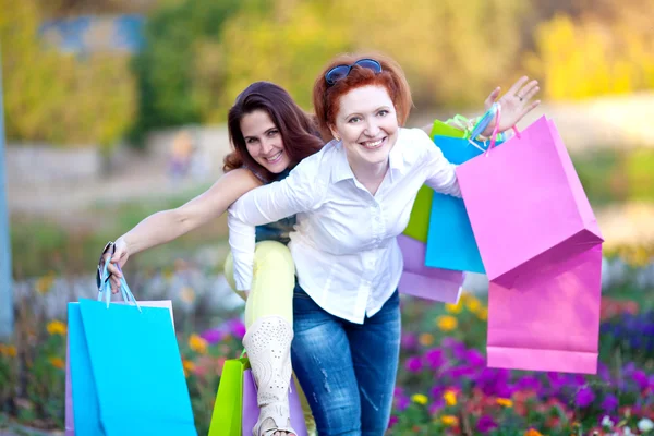 Beautiful girls with shopping bags — Stock Photo, Image
