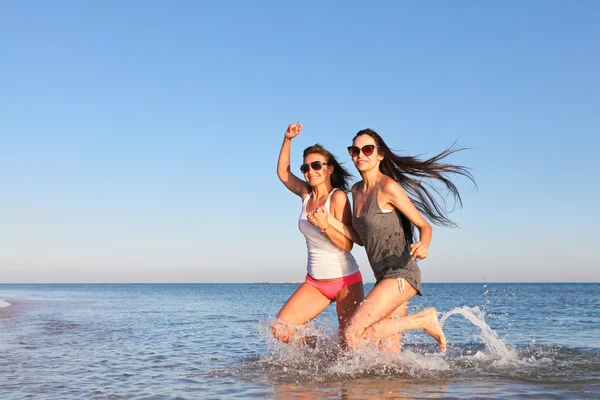 Κορίτσια τρέχουν ευτυχώς στην παραλία — Φωτογραφία Αρχείου