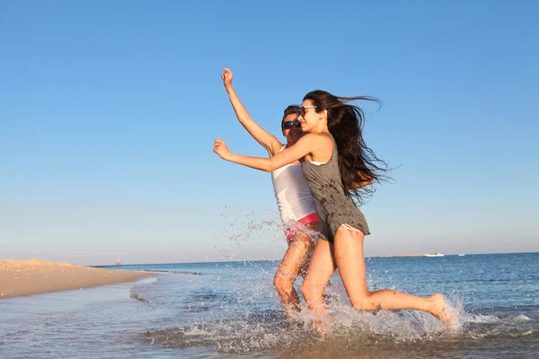 Fete care aleargă fericit pe plajă — Fotografie, imagine de stoc
