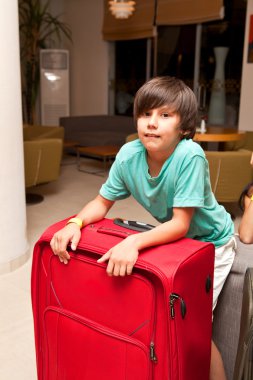 Büyük kırmızı bavul çocukla
